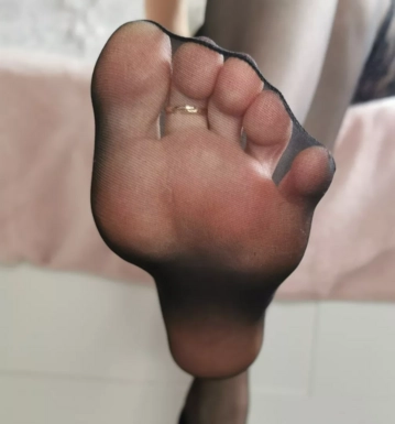 @tiny_nylon_feet