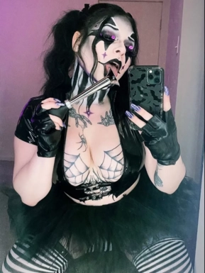 @fav_goth_slut