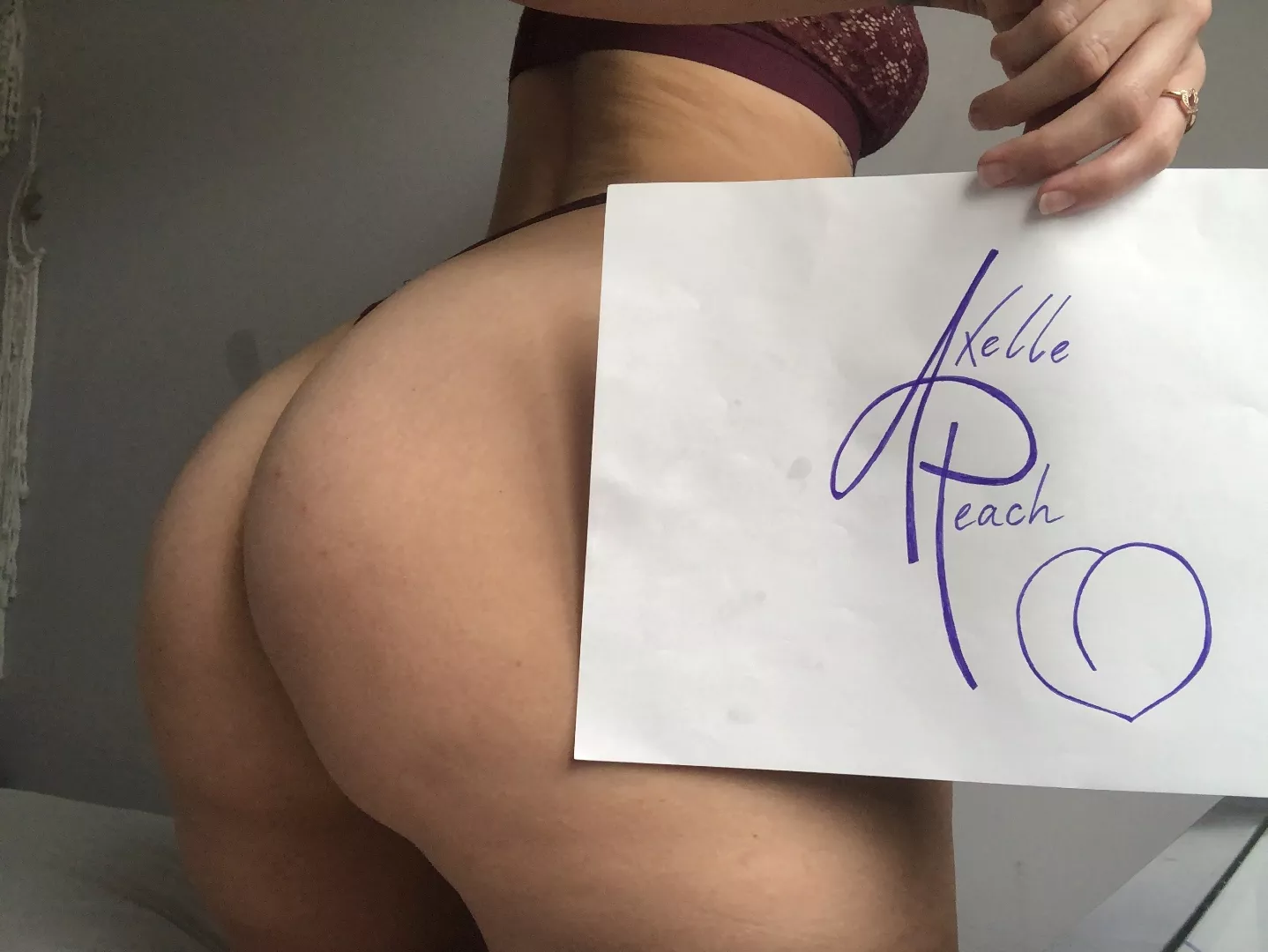 @axellepeach_