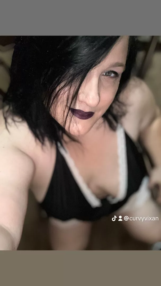 @curvyvixan