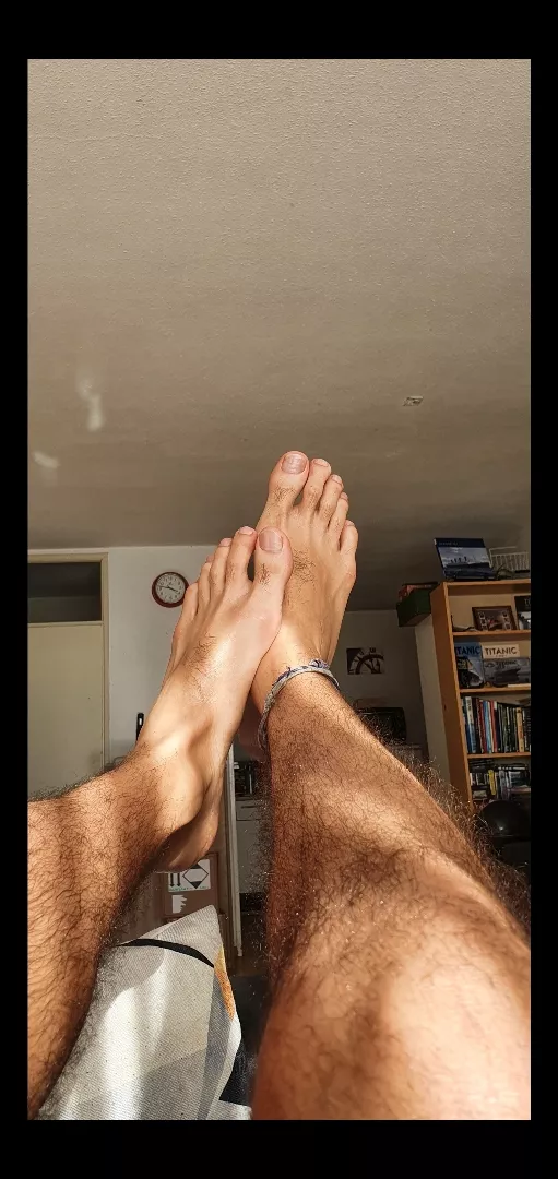 @regalmalefeet