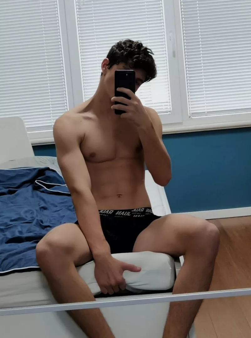 @maxisshirtless