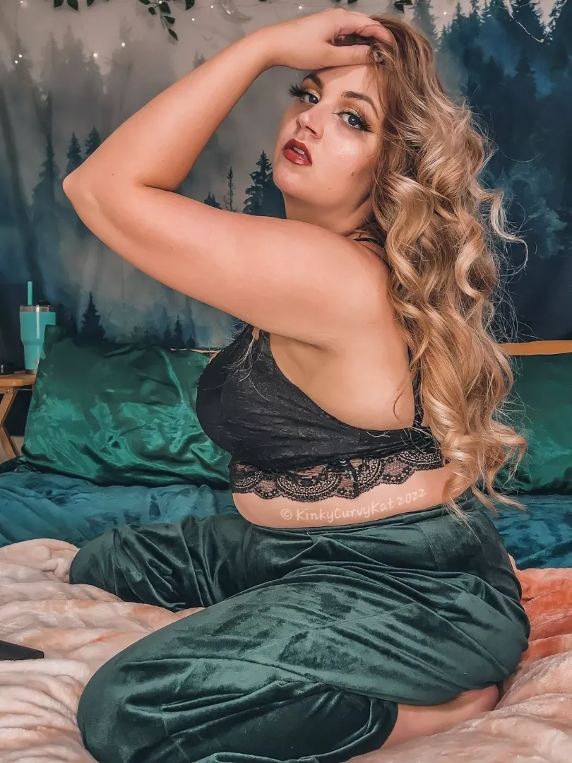 @kinkycurvykat